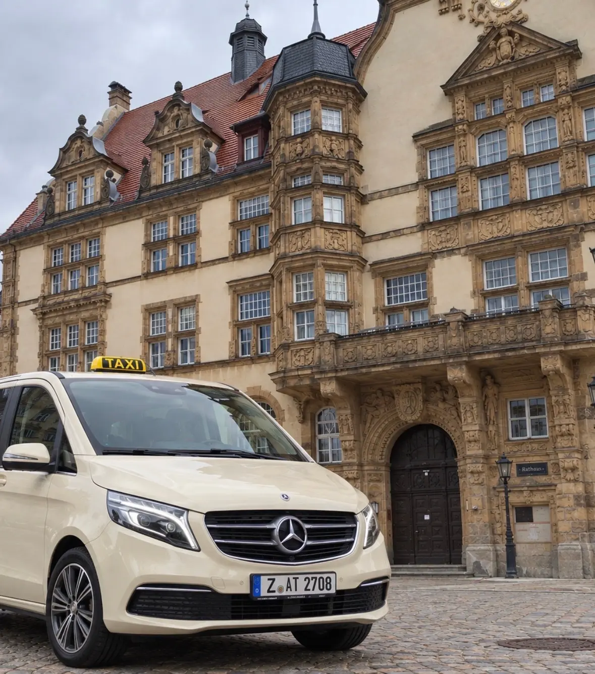 Hellelfenbeinfarbenes Mercedes-Großraumtaxi mit Taxischild und Kennzeichen Z AT 2708 vor dem Rathaus Werdau