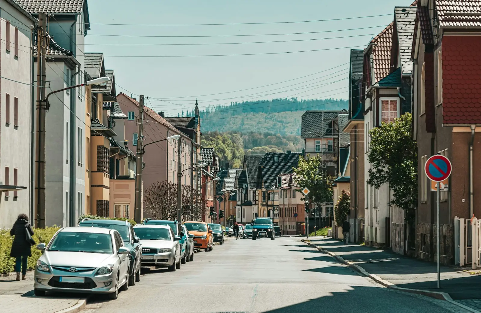 Ruhige Straße in einer Kleinstadt bei Tageslicht